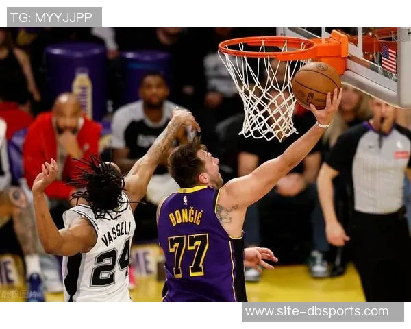 东契奇神勇表现三分球与突破上篮齐发力已砍下23分助球队争胜 东契奇神勇表现三分球与突破上篮齐发力已砍下23分助球队争胜