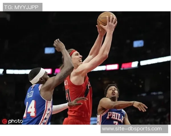 马克西上半场表现全面11投4中贡献12分3篮板4助攻1抢断1盖帽