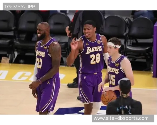 湖人首发阵容表现不佳建议斯玛特取代八村塁首发位置 湖人首发阵容表现不佳建议斯玛特取代八村塁首发位置